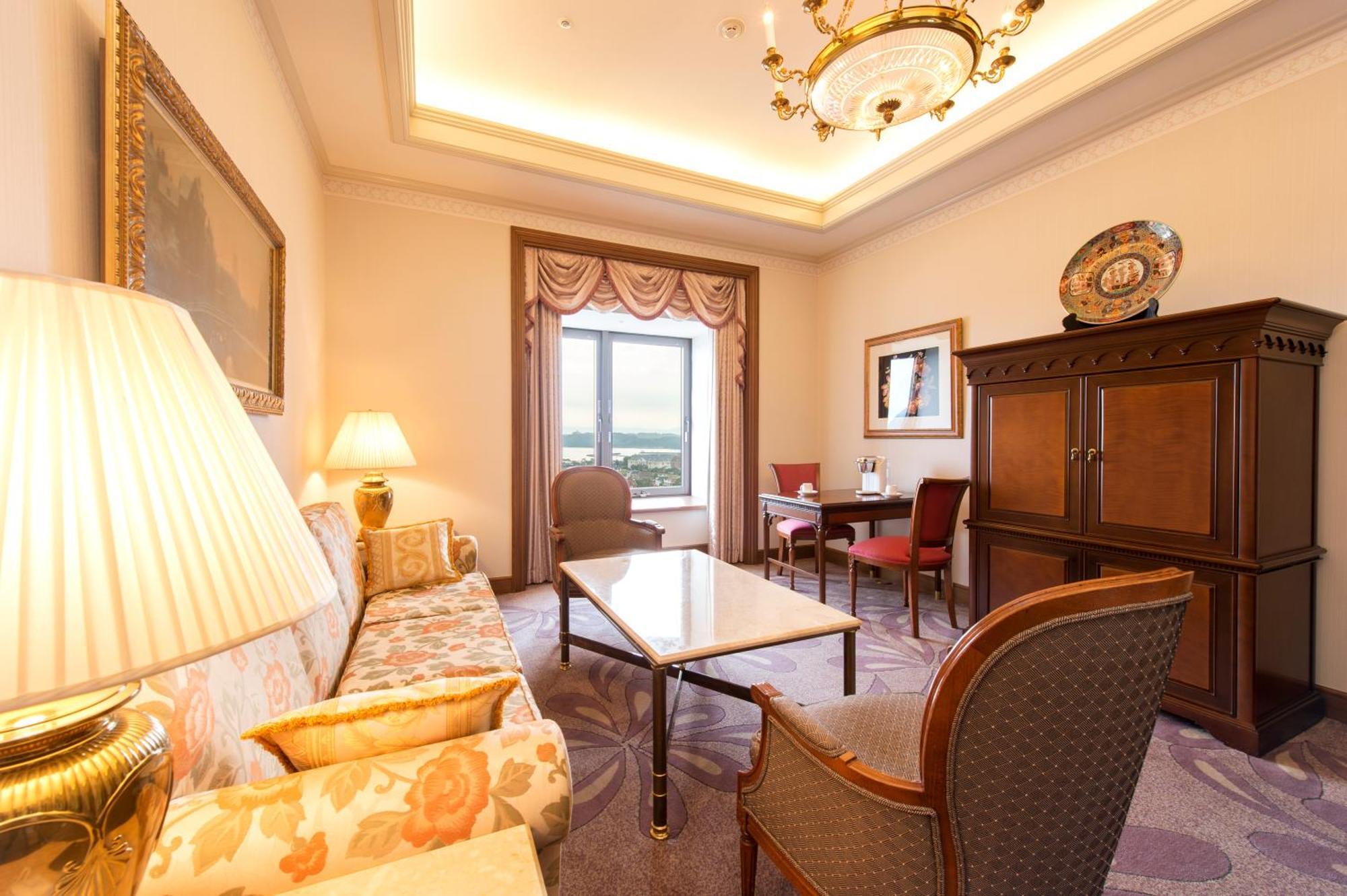 Hotel Okura Jr Huis Ten Bosch Sasebo Exteriör bild A suite at the hotel