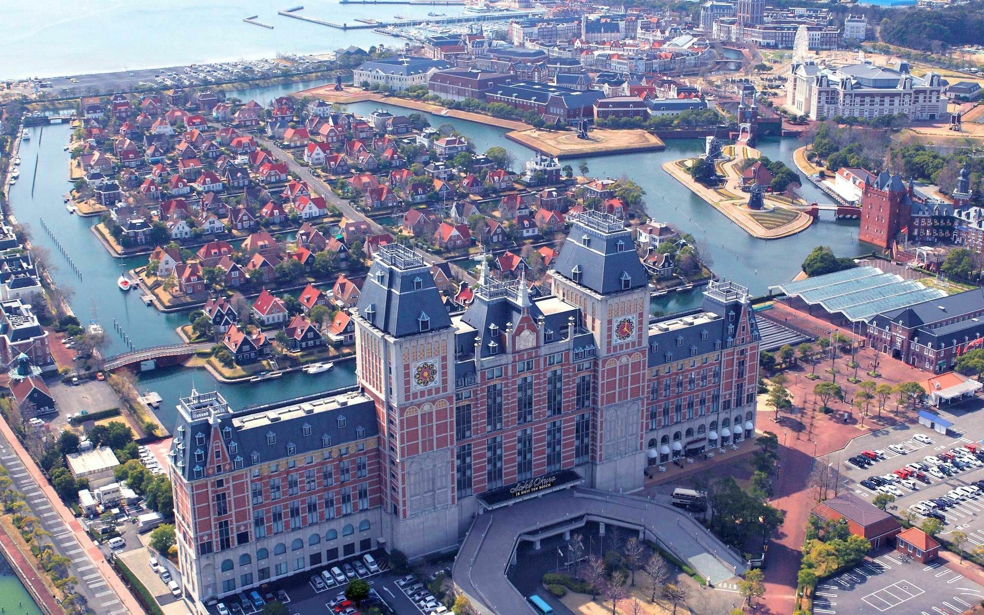 Hotel Okura Jr Huis Ten Bosch Sasebo Exteriör bild Aerial view of the complex